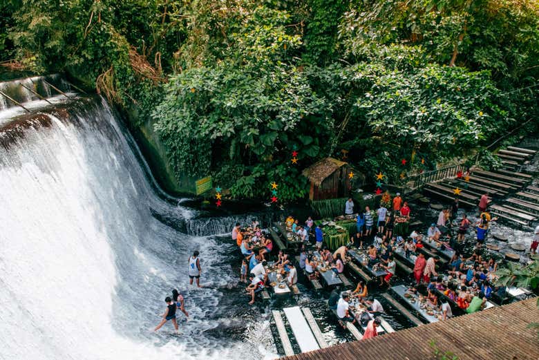 A restaurant in the waterfall