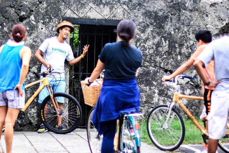 Conhecendo o centro de Manila de bicicleta de bambu