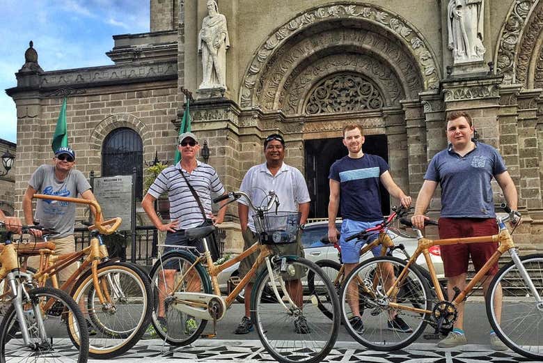 Disfrutando del tour en bicicleta de bambú por Intramuros