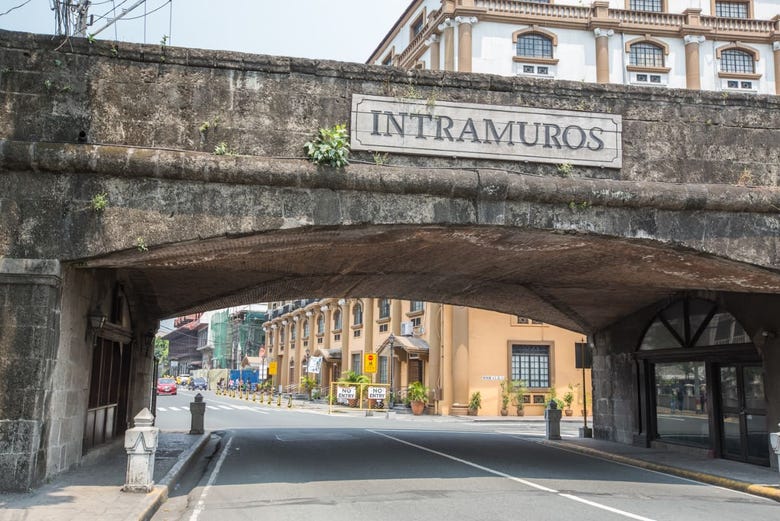 Entering the Intramuros neighbourhood