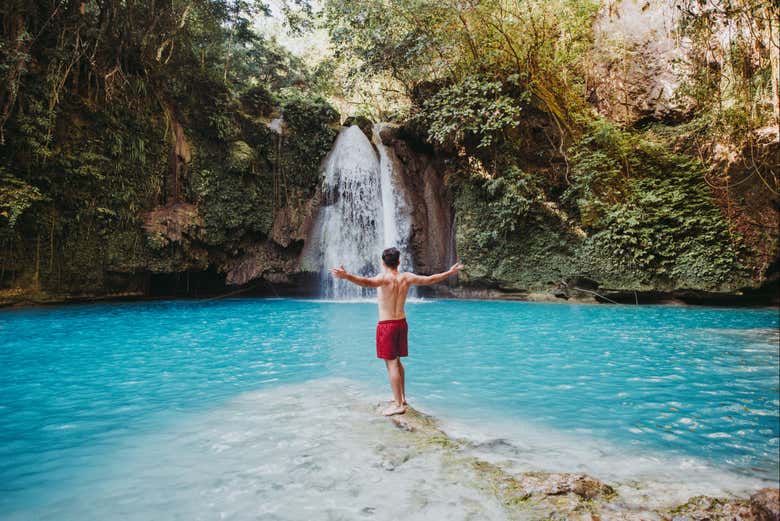 Take pictures at the amazing blue waterfall of Kawasan