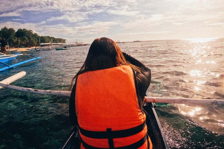 Tomando una foto de los delfines que rodean el barco