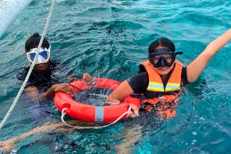 Nadando en las aguas turquesas de Balicasag