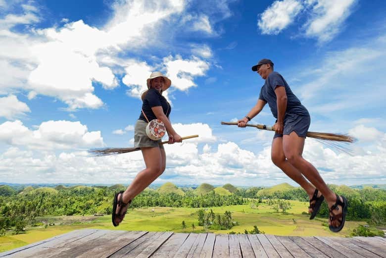 Con las Colinas de Chocolate de fondo