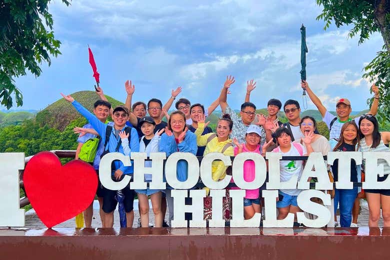 Foto de grupo con las letras de las Colinas de Chocolate 