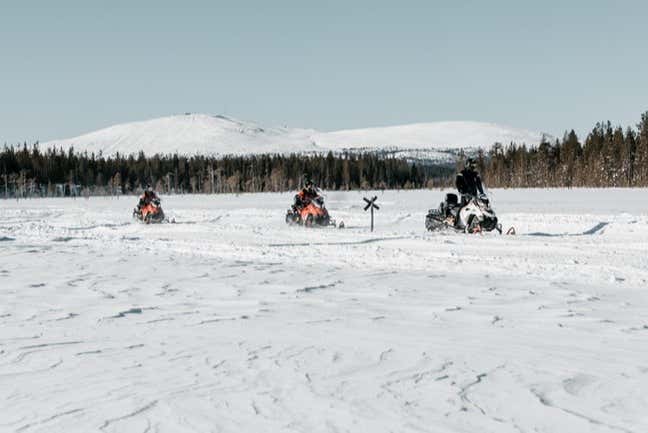 Motos de neve por Äkäslompolo