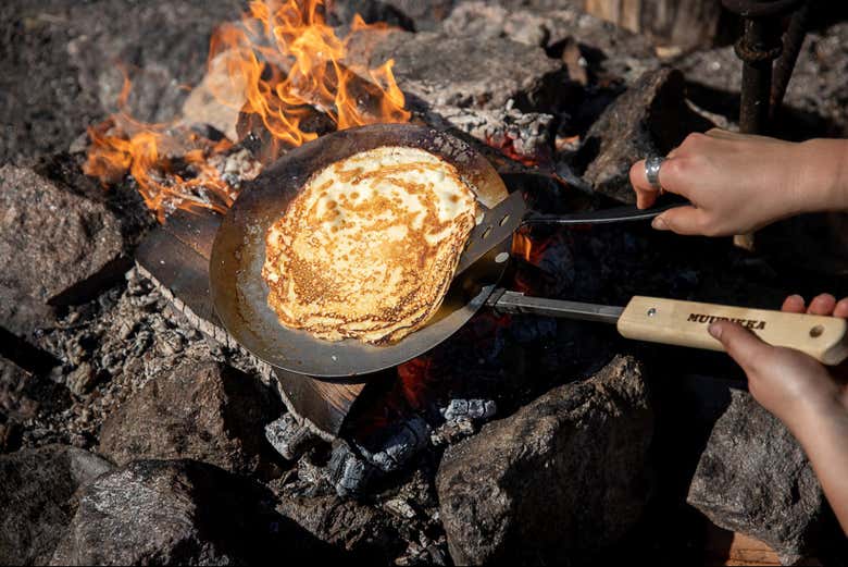 Preparando le frittelle sul fuoco