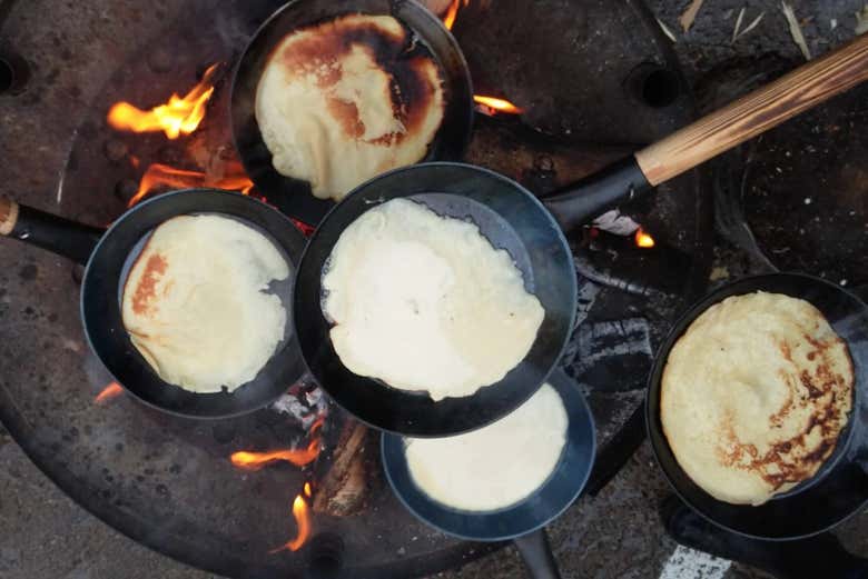 Cocinando tortitas en los bosques de Espoo