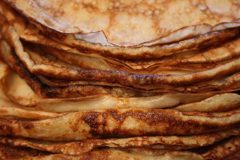 Una torre de deliciosas tortitas finlandesas