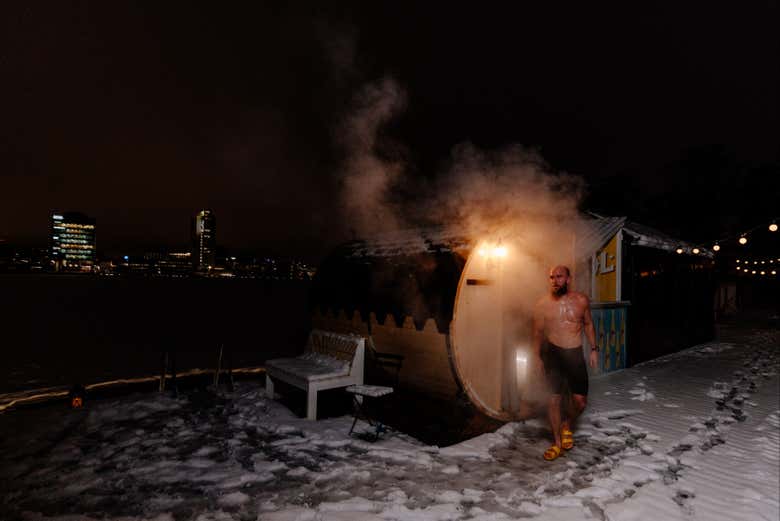 Saliendo de la sauna a la nieve
