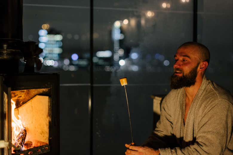 Momento de relajación frente a la chimenea