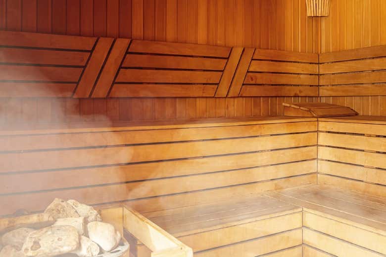 Dentro de una sauna finlandesa tradicional