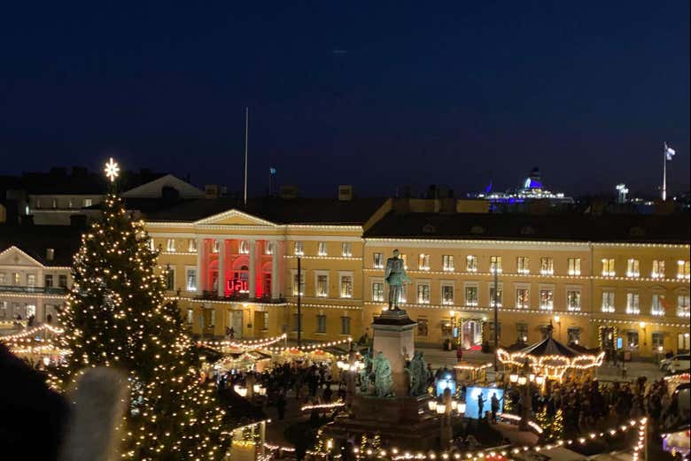 Árbol de Navidad y la plaza del mercado iluminada