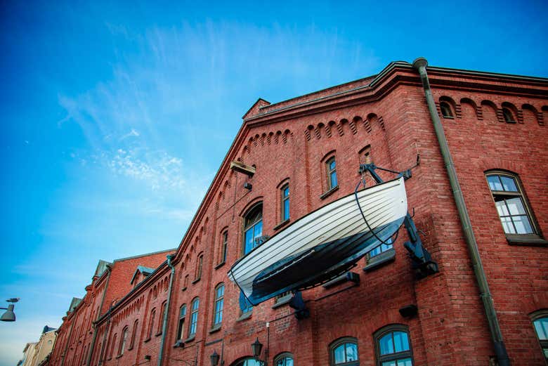 Admirando la arquitectura del barrio