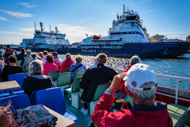 Passageiros a bordo do barco turístico de Helsinki