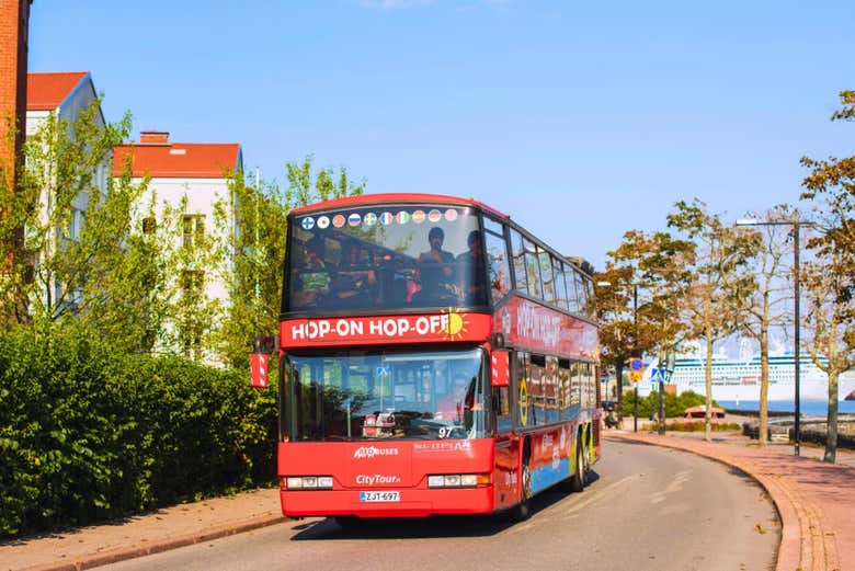 O ônibus turístico percorrendo Helsinki