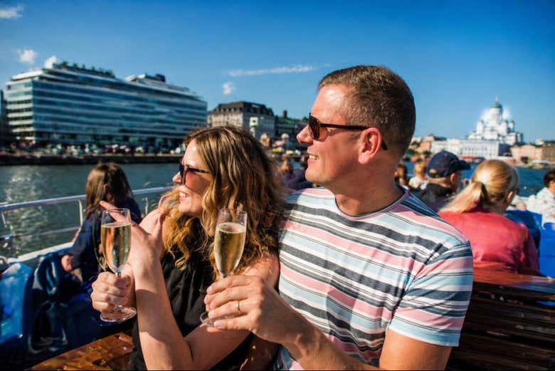 Você pode tomar uma taça de champanhe a bordo, se quiserem