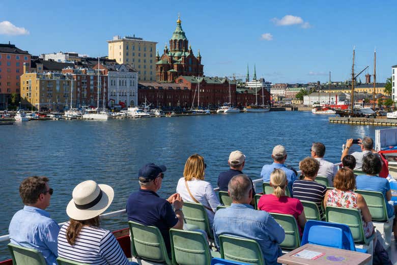 Contemplando a igreja de Helsinki do barco