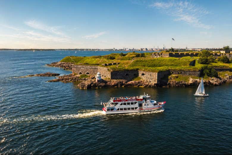 Imagens aéreas do barco turístico navegando por Helsinki