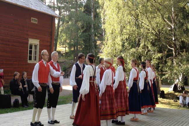 Contemplando un baile tradicional