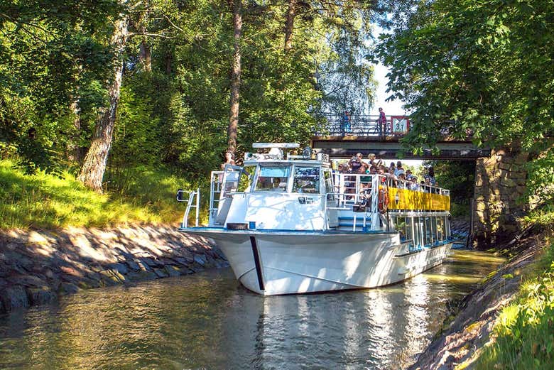 Battello sui canali di Helsinki