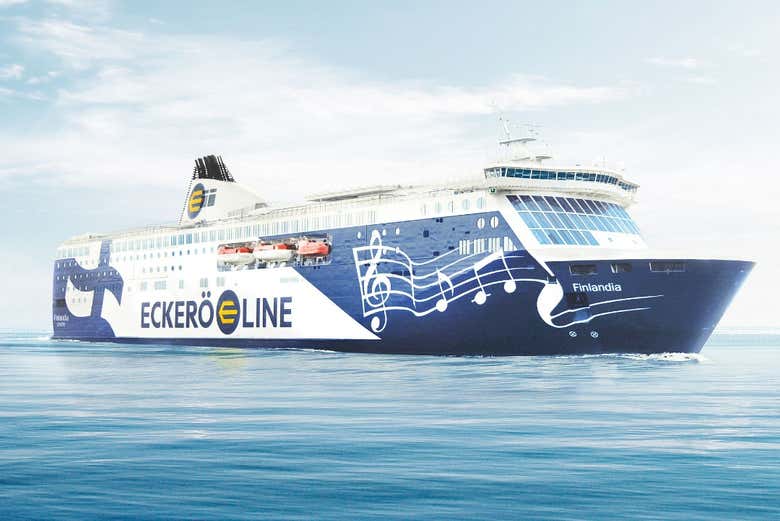 Barco navegando por el Golfo de Finlandia 