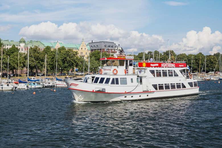 Travessia de barco turístico