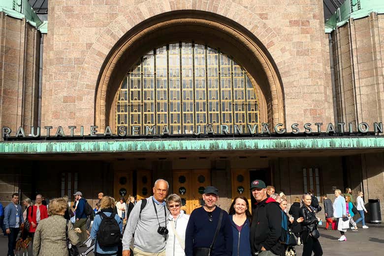 Group photo in front of the Central Railway Station