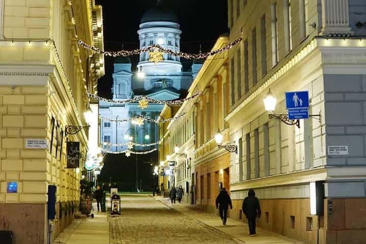 Guirnaldas de luz camino a la Catedral de Helsinki