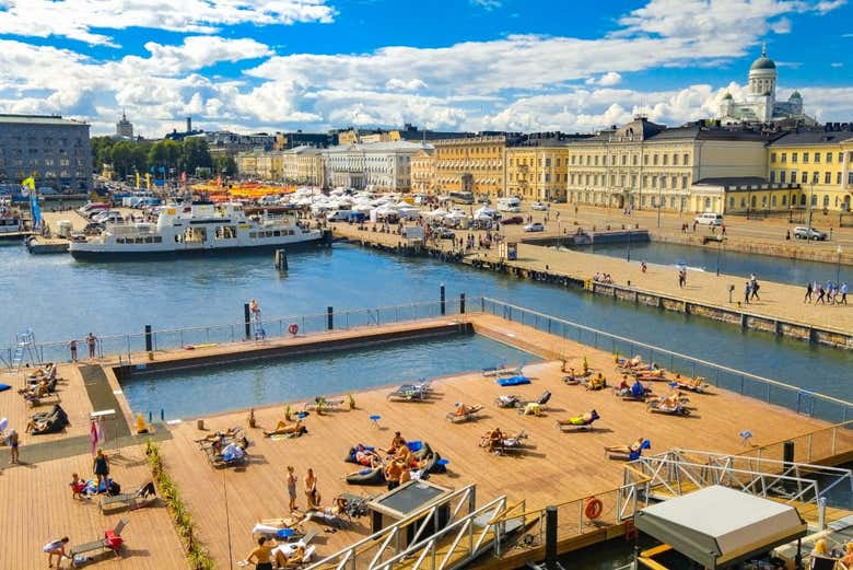 A ponto de subir no ônibus turístico de Helsinki
