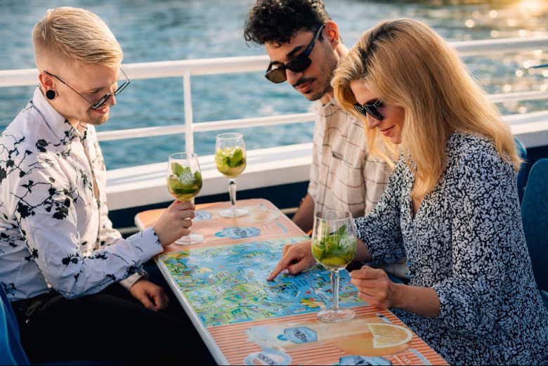 Tomando una bebida a bordo del crucero turístico