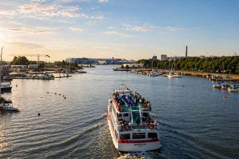 El crucero navegando al atardecer por Helsinki
