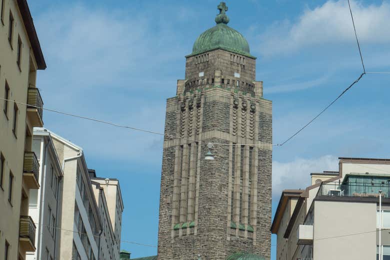 Contemplando la torre de la iglesia de Kallio