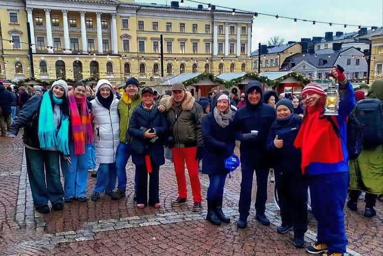 Alegre ambiente festivo en las calles finlandesas