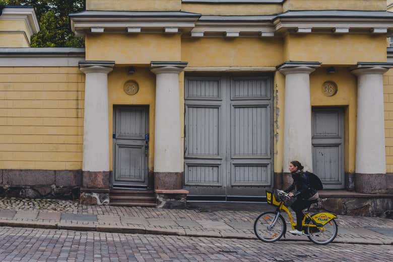Ciclistas en el barrio de Kallio