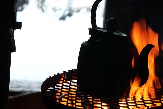 Disfrutando de una bebida caliente