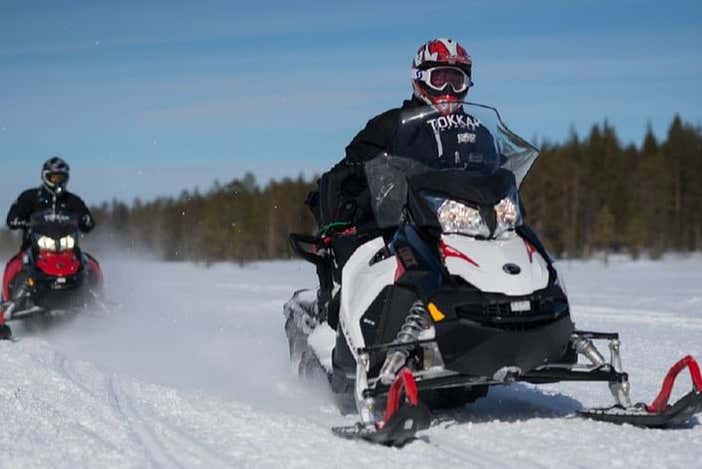 Percorrendo os bosques de moto de neve