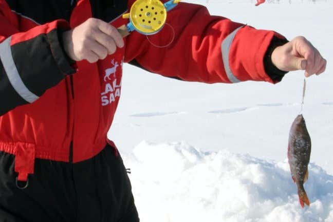 Pescando no gelo em Kittilä