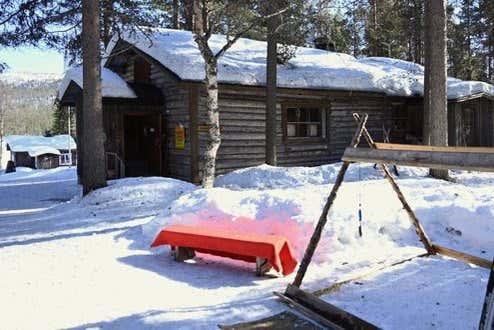 Las típicas casas de madera con nieve de Laponia