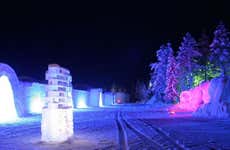 Excursión a Lainio Snow Village en moto de nieve