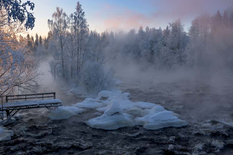 Tramonto sul lago ghiacciato