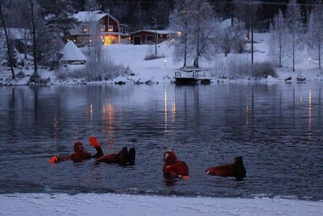 Bagno nel lago ghiacciato