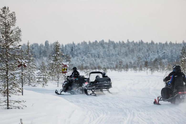 Conduciréis una moto de nieve en los bosques de Levi