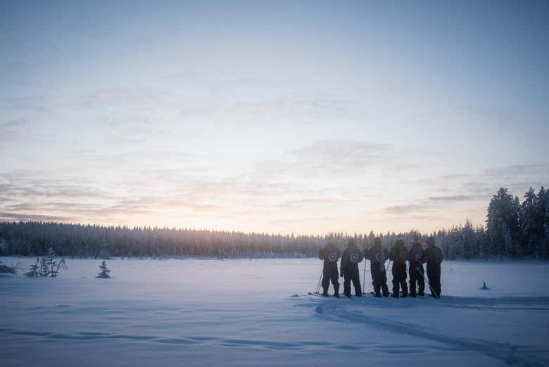 Grupo admirando la puesta de sol