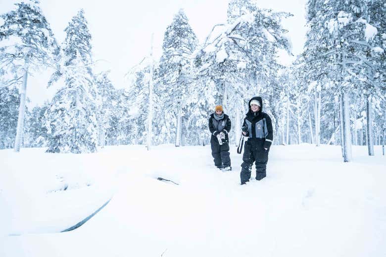 Disfrutando del panorama de ensueño del bosque nevado