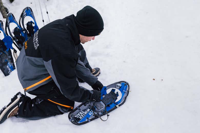 Preparando las raquetas de nieve