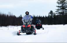 Aventura en moto de nieve + Paseo en trineo de renos y huskies