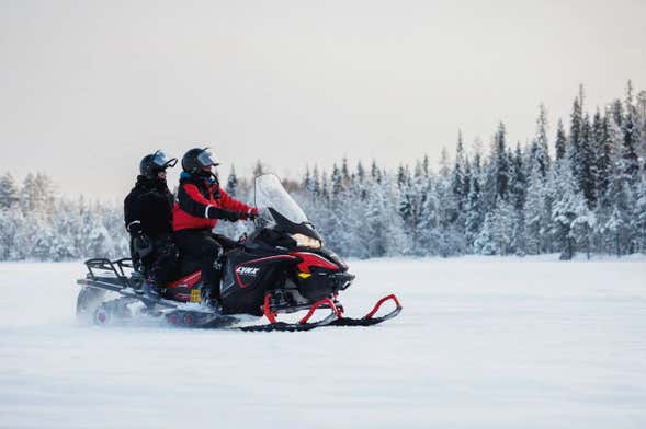 Paseo en moto de nieve por Levi