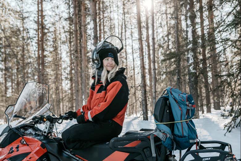Durante um descanso do passeio de moto de neve