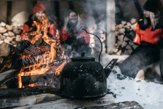 Gruppo gustando una bevanda calda
